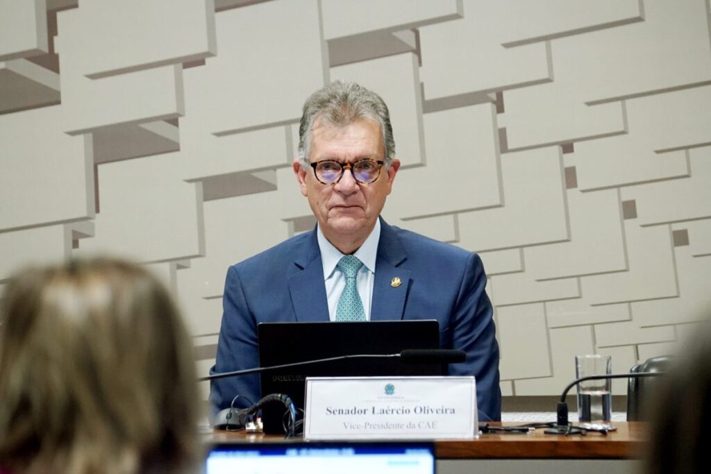 Senador Laércio Oliveira avança projeto para limitar ligações insistentes