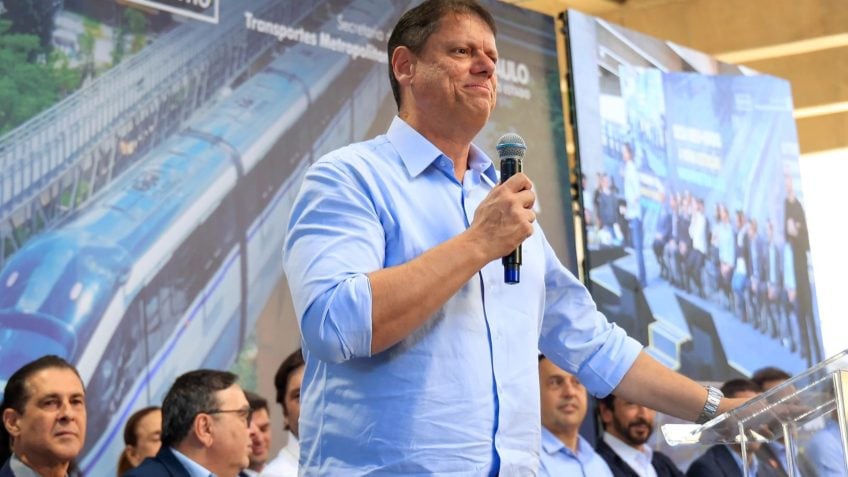 Tarcísio confirma apoio a Flávio Bolsonaro na convenção do PL