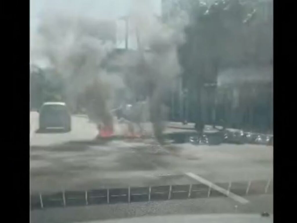 Tensão em Jacarepaguá: Criminosos sequestram ônibus e bloqueiam ruas após prisões