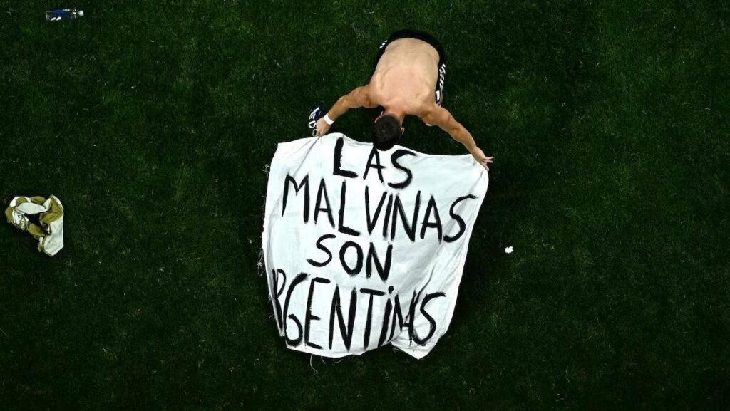 Tigre exibe faixa ‘As Malvinas são Argentinas’ após vitória em Montevidéu