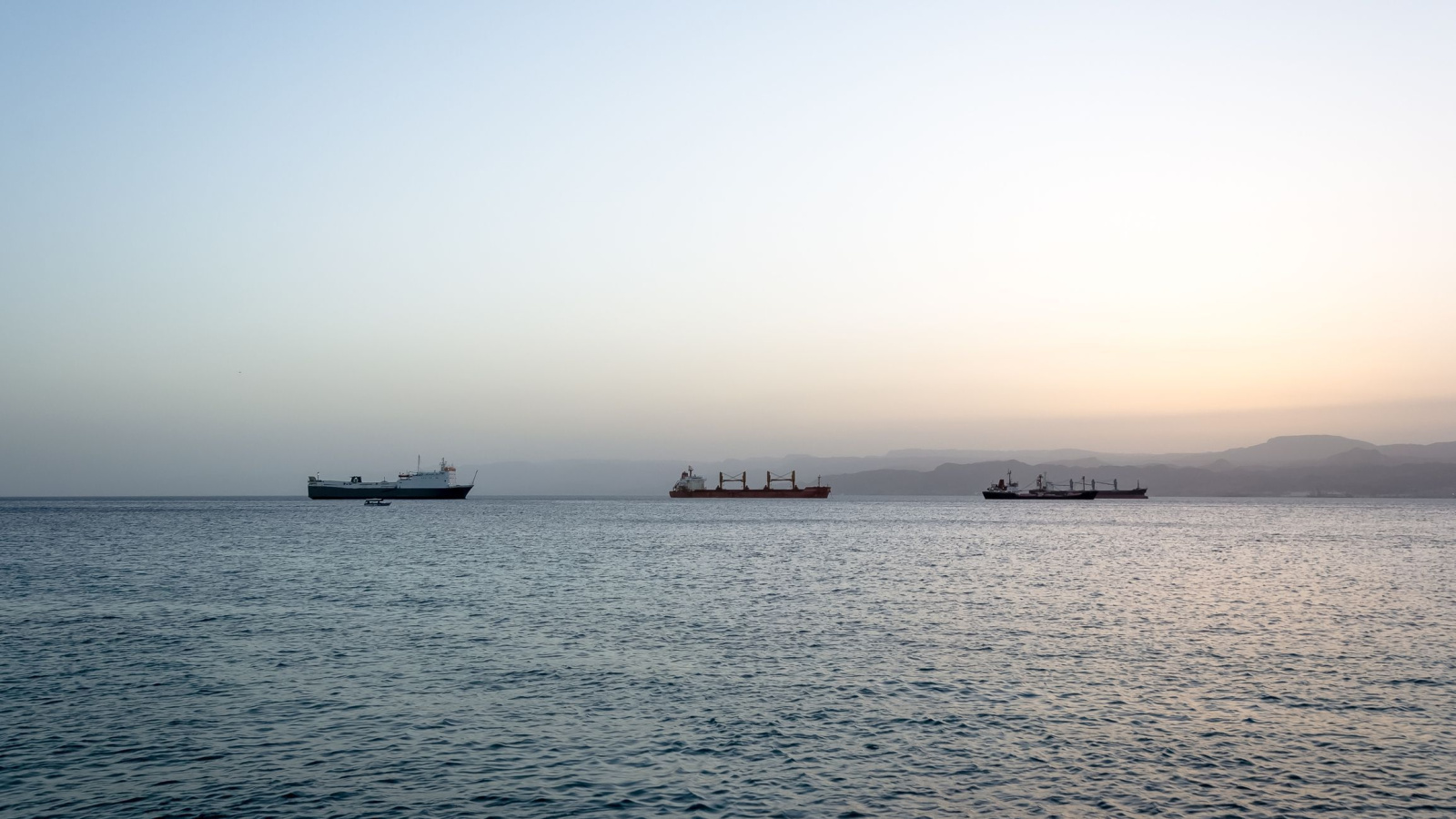 Impacto do bloqueio dos Houthis reduz tráfego marítimo no Mar Vermelho