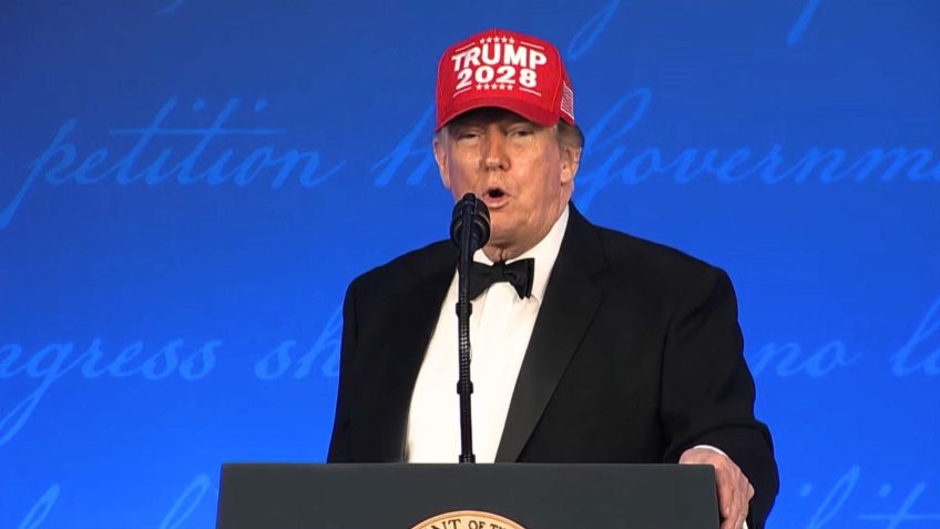 Trump anuncia disputa por cargo em 2028 durante jantar com jornalistas