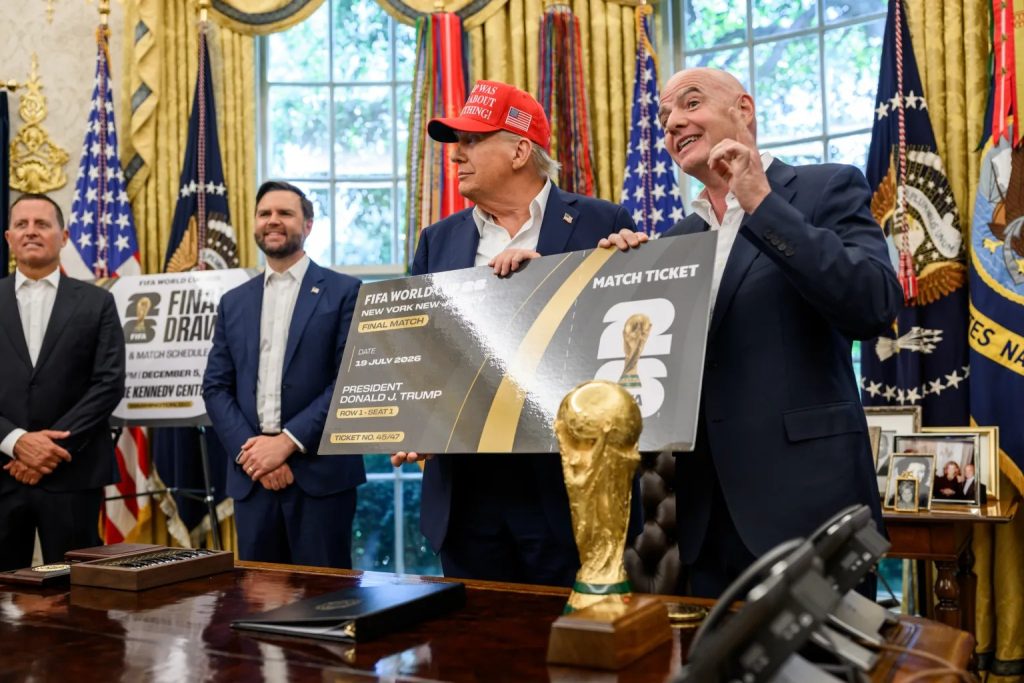 Trump contata presidente da Fifa e consegue revogação de cartão vermelho de Balogun