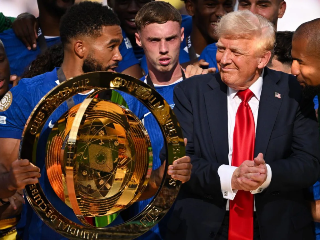Trump é criticado por permanecer no palco durante celebração da Espanha