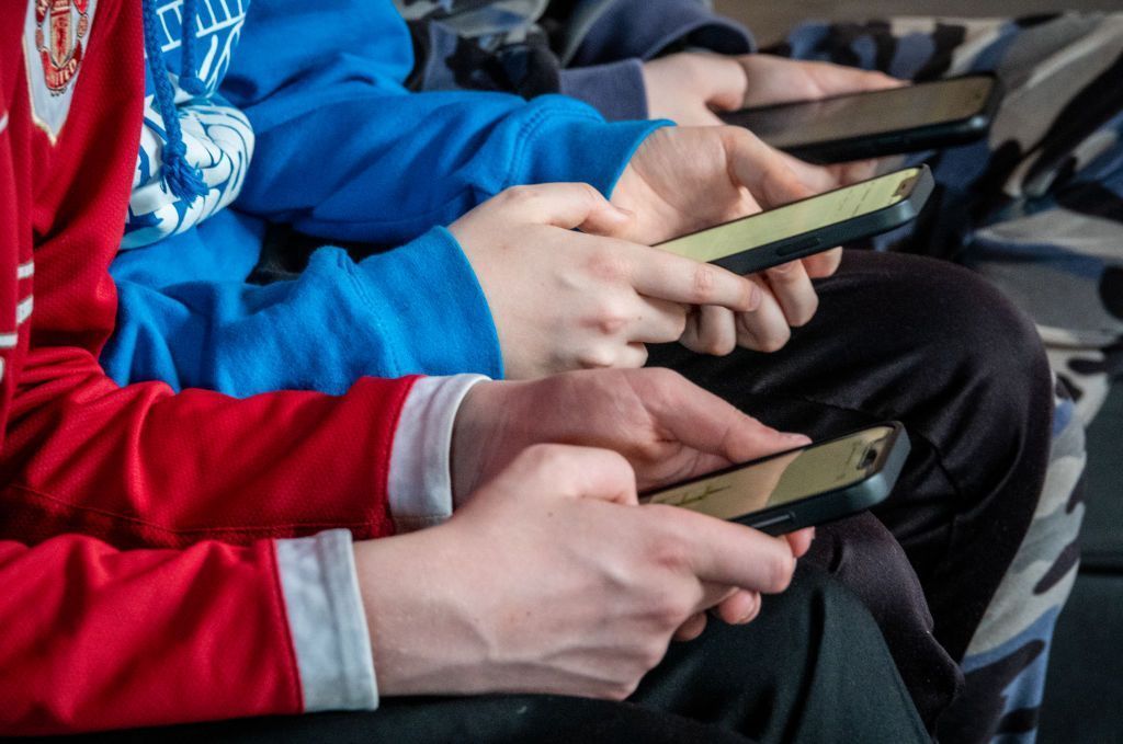 UE acusa TikTok de expor crianças por falhas em medidas de segurança