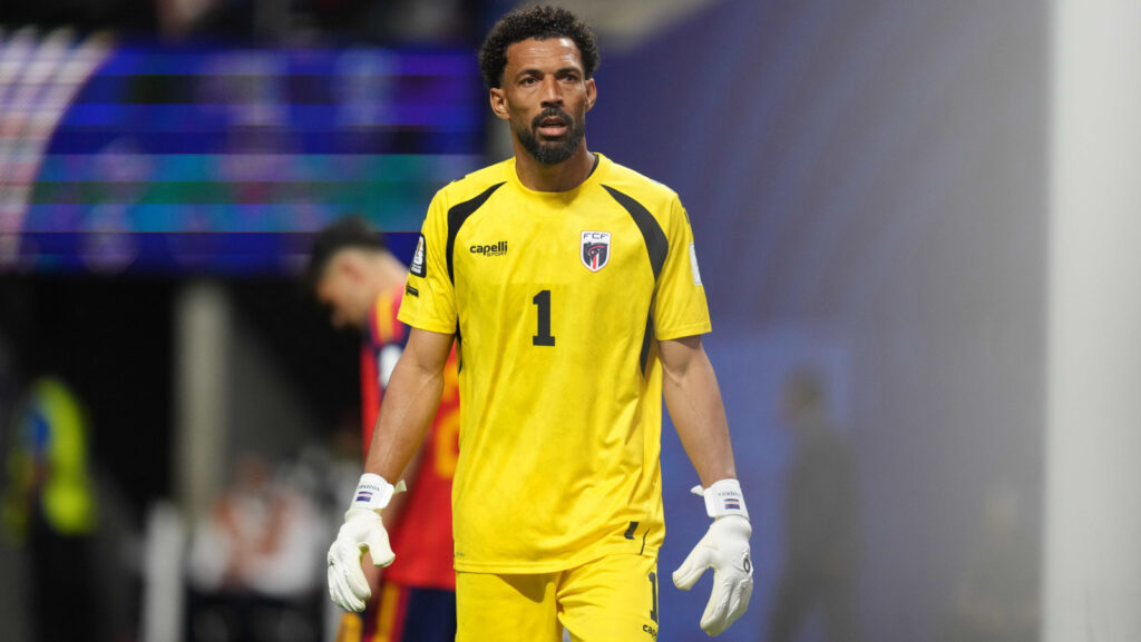 Vozinha, goleiro de Cabo Verde, estabelece novo recorde em leilão de sua camisa