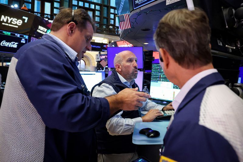 Wall Street oscila após perdas em tecnologia; Dow sobe, Nasdaq cai