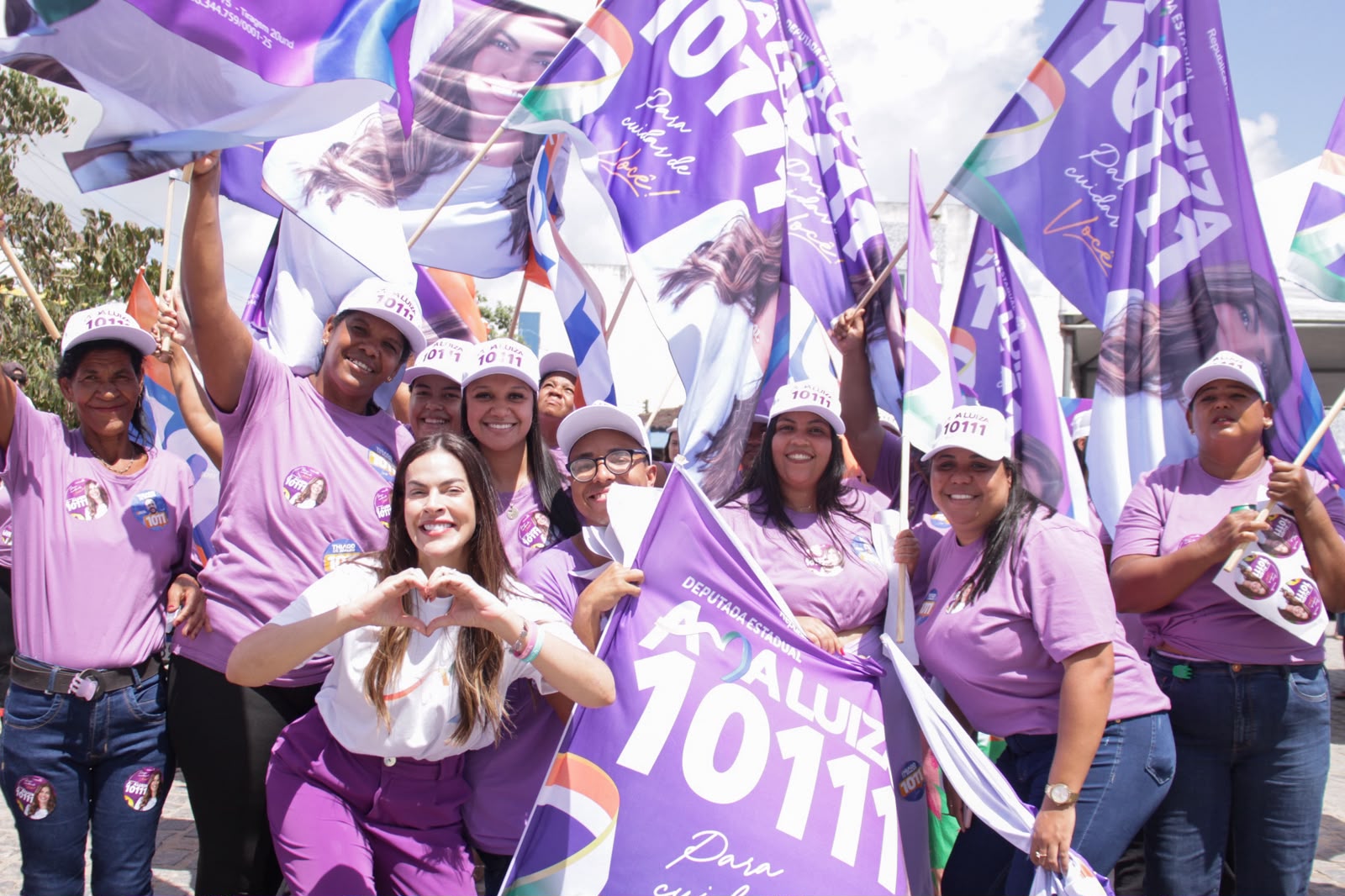 Ana Luiza dá pontapé inicial na campanha eleitoral com adesivaço em Itabaianinha e Estância.