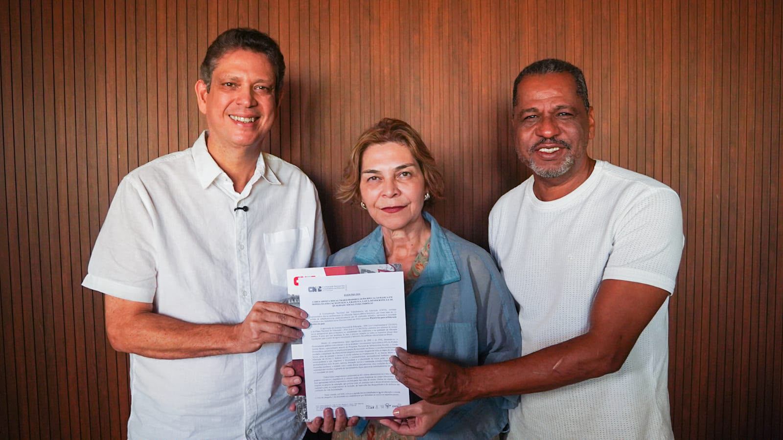 Márcio Macêdo assina compromisso em defesa da educação pública e valorização dos professores