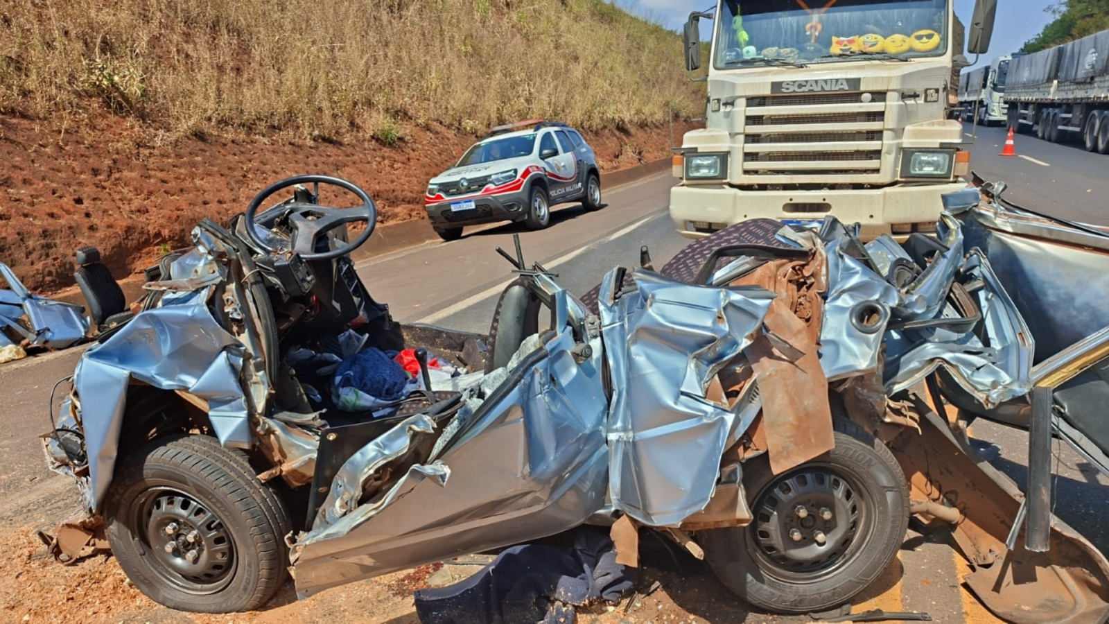 Acidente entre dois caminhões e carro fere quatro na Rod. Brigadeiro Faria Lima