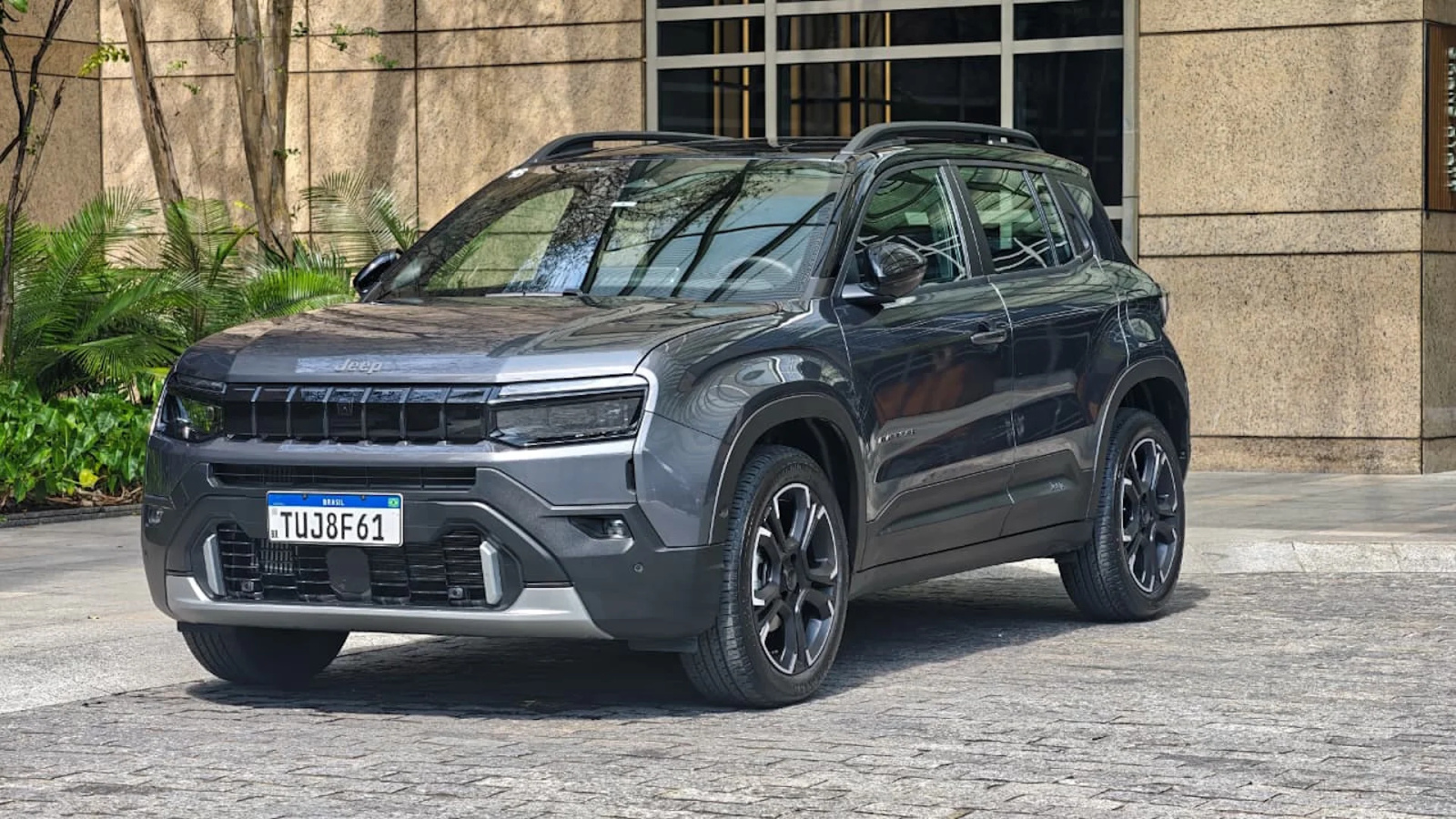 Agosto traz 10 lançamentos: Jeep Avenger e Renault Kwid entre novidades