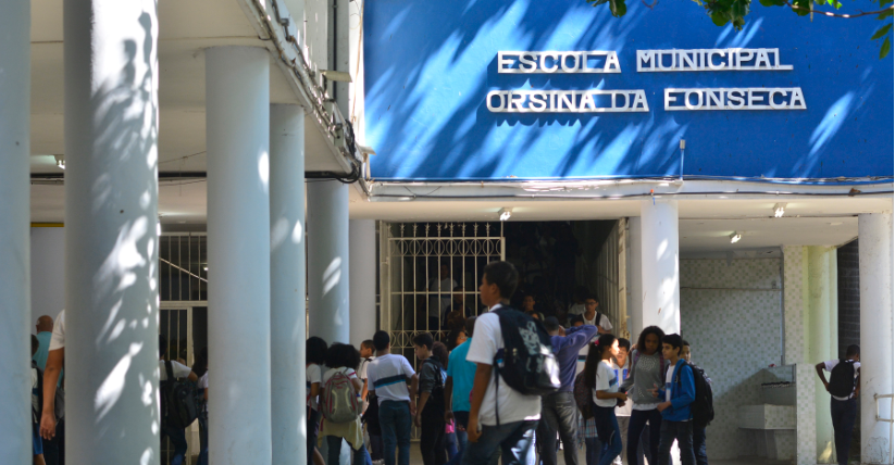 Aluno fere professor com faca durante aula na Tijuca; colegas contêm agressor