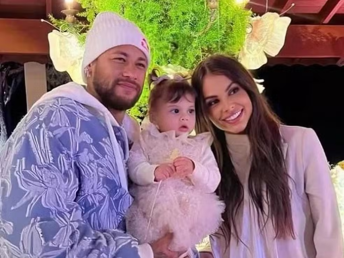 Amanda Kimberlly rebate seguidora após críticas às roupas da filha
