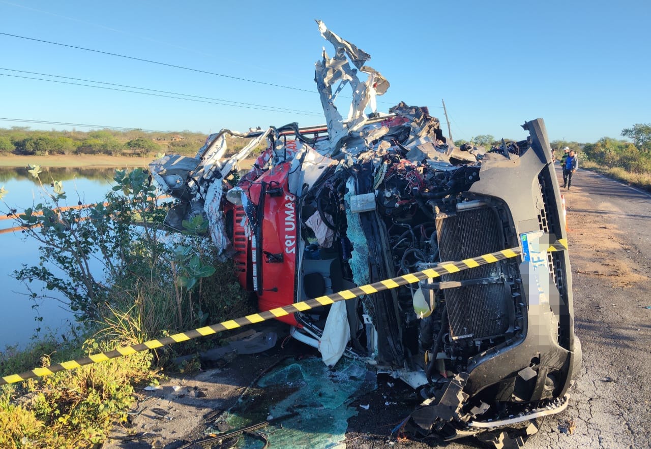 Ambulância do Samu se desvia de vaca e provoca morte de enfermeira e paciente