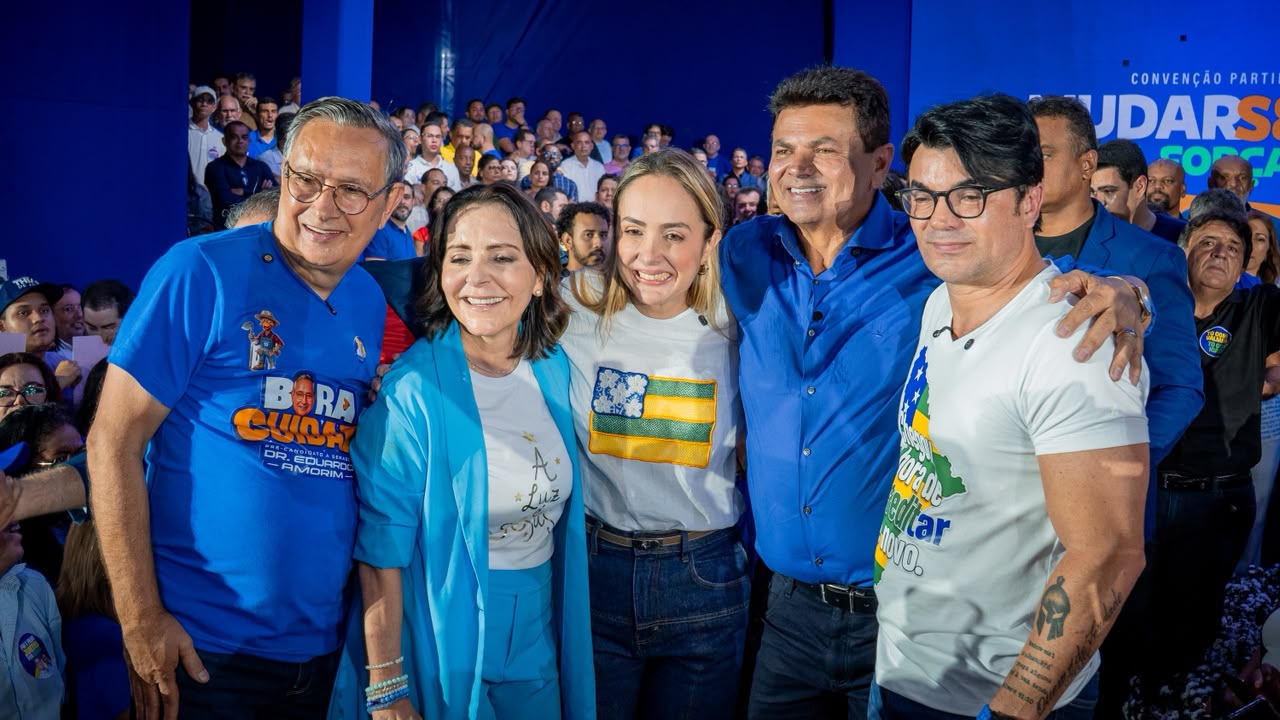 André David promove adesivaço em dois pontos de Aracaju neste domingo