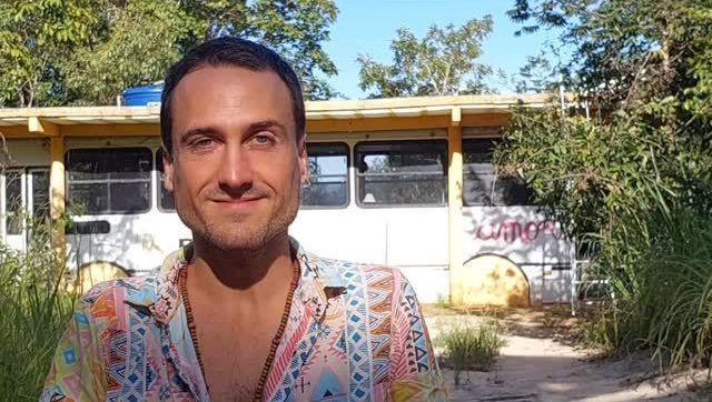 Angel Ferreira deixa fama e reconstrói vida em ônibus adaptado