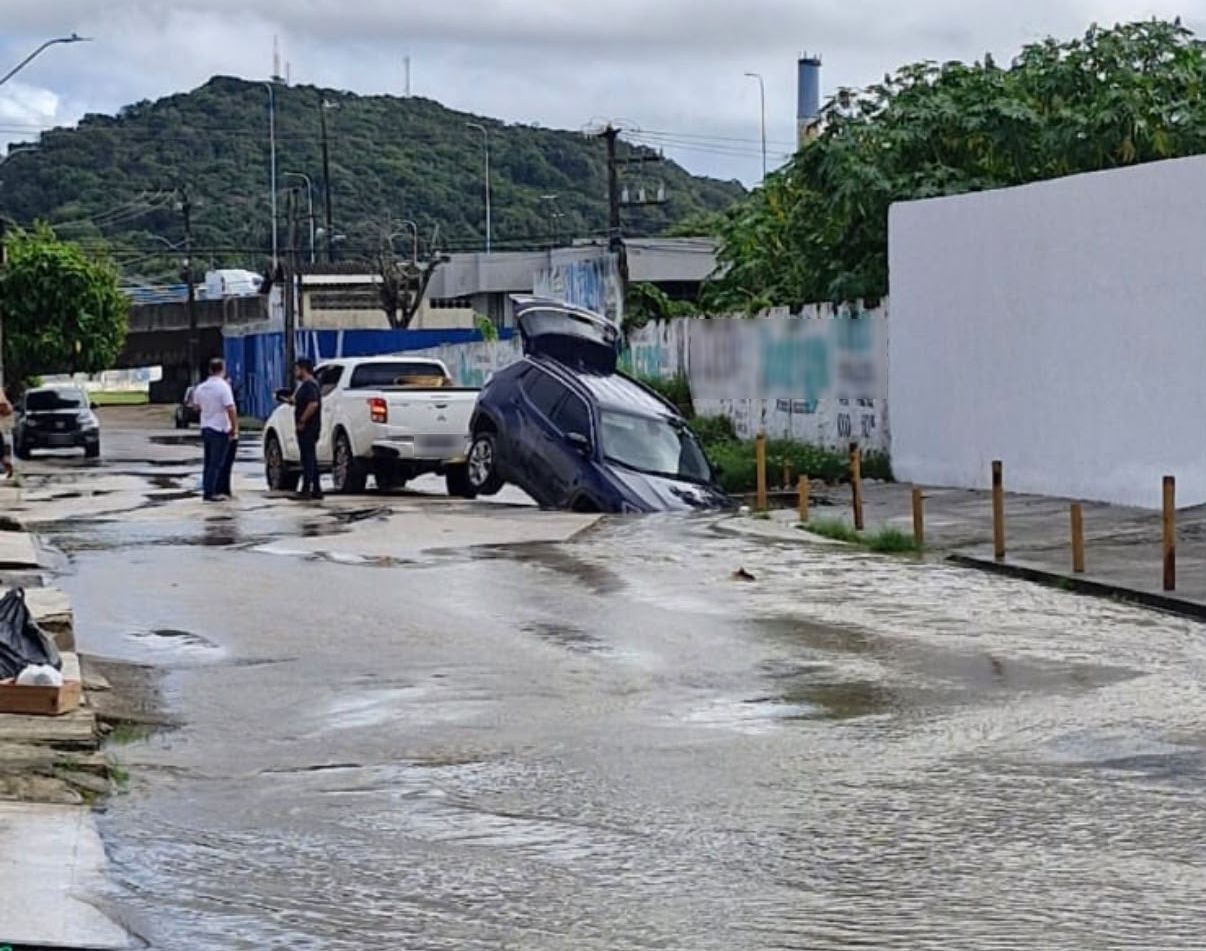 Asfalto cede e carro cai em cratera na Zona Norte de Aracaju
