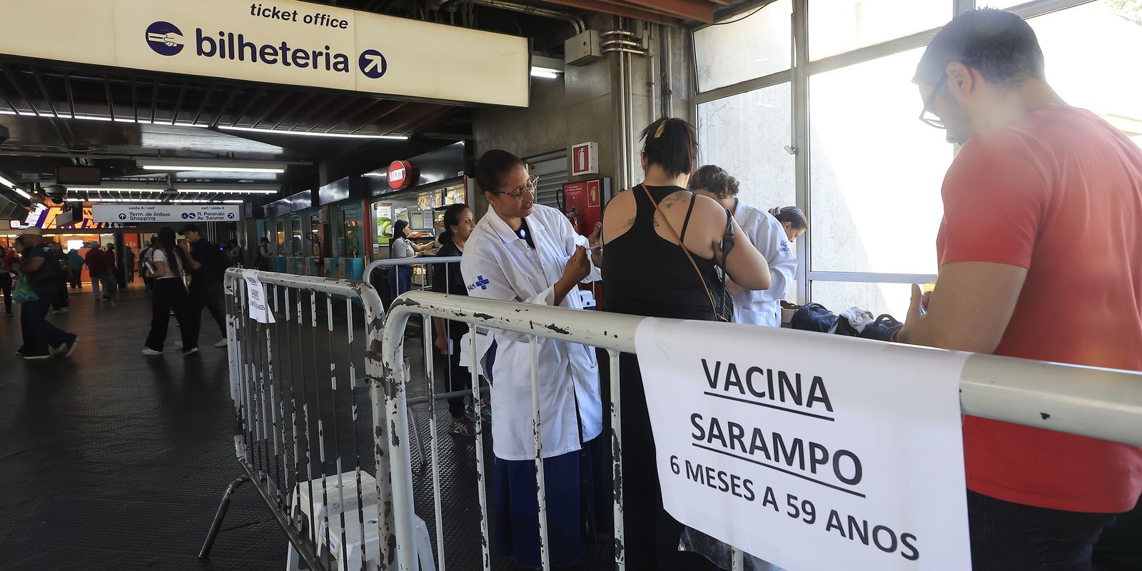 Atualize a carteira: Ministério convoca pais para vacinar contra o sarampo