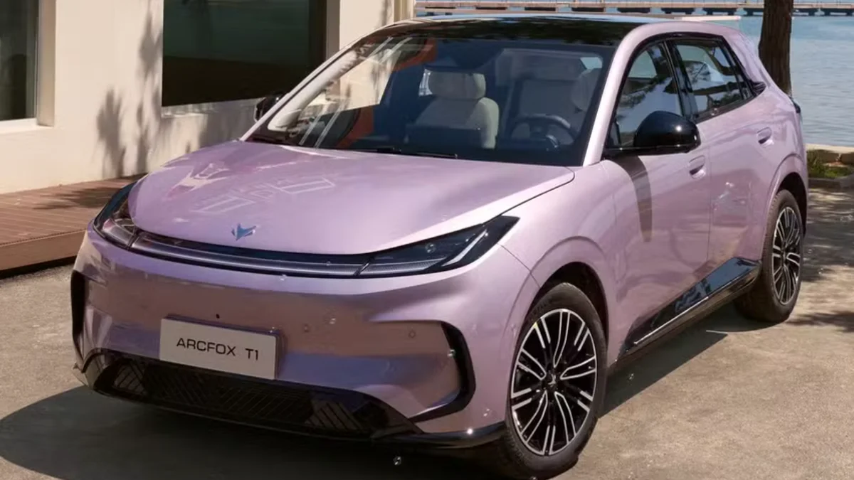 BAIC chega ao Brasil em novembro com elétricos Arcfox T1 e T5