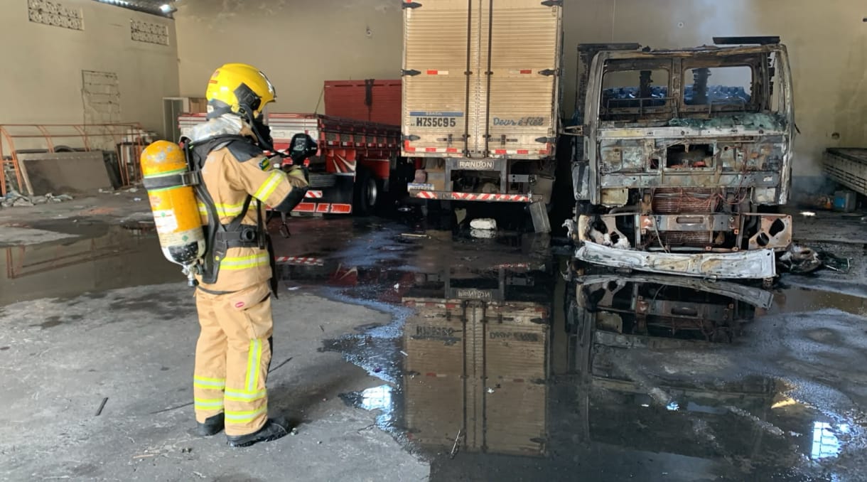 Bombeiros combatem incêndio em depósito nos fundos de comércio no Pereira Lobo