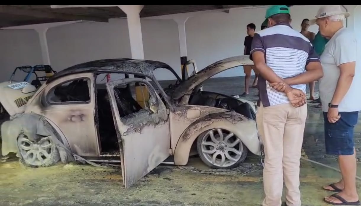 Bombeiros combatem incêndio que destrói Fusca em garagem no Grageru
