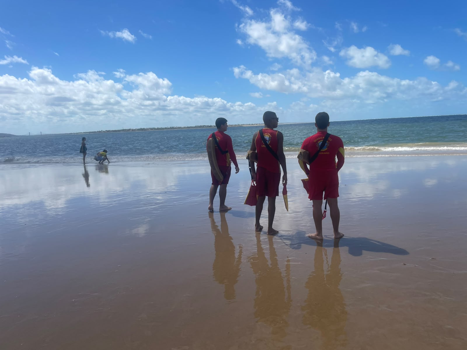 Bombeiros intensificam buscas por adolescente desaparecido na Praia dos Artistas