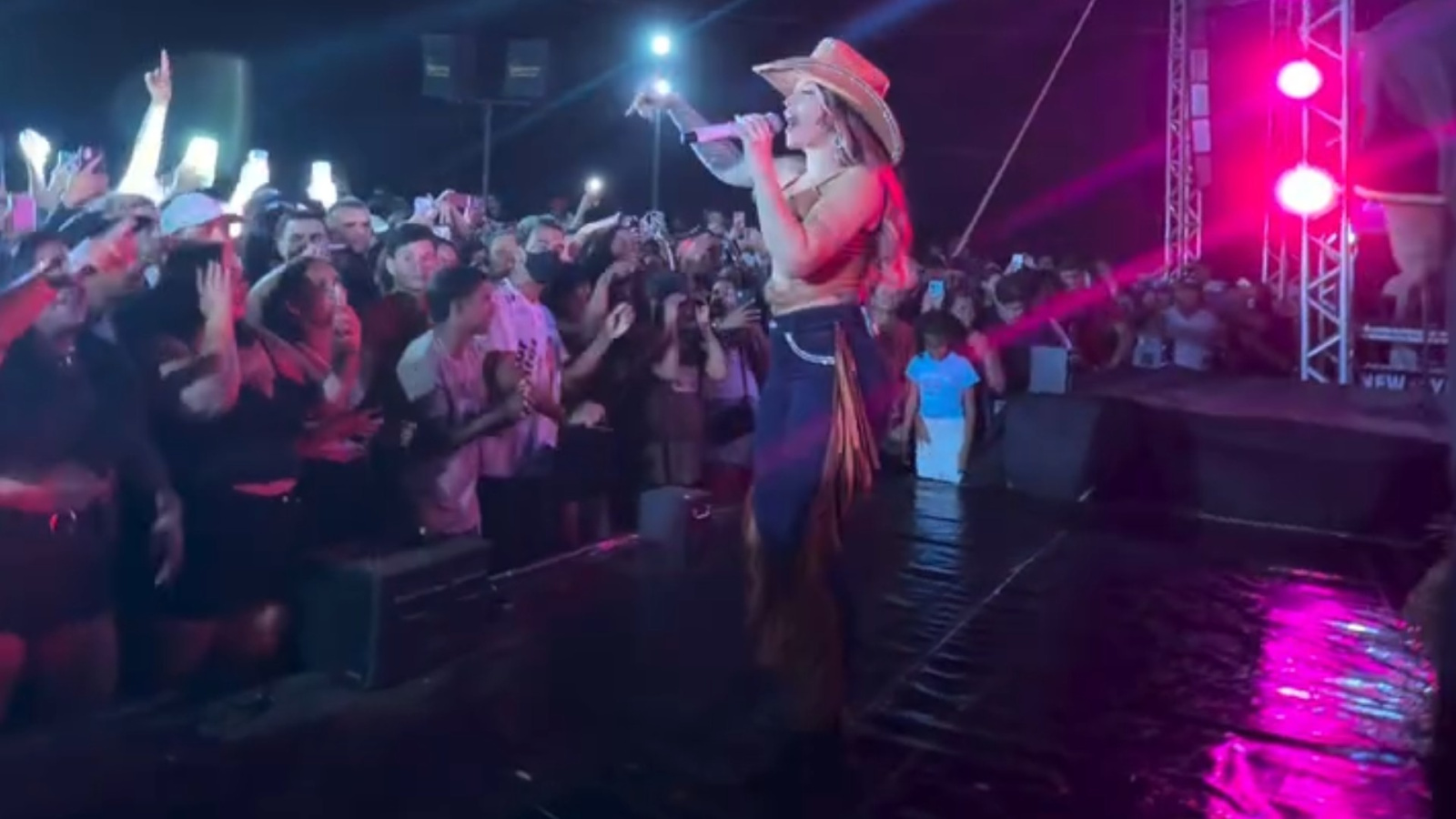 Cantora Liene Show interrompe show em Telha após relatar assédio