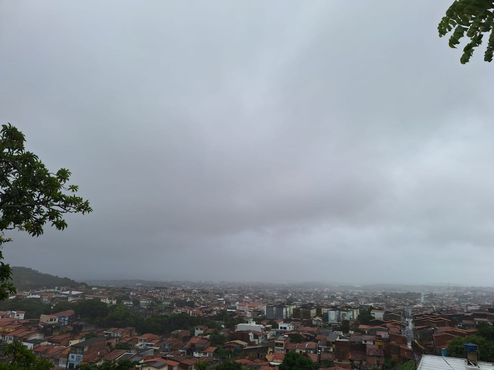 Chuva forte atinge bairros de Aracaju e causa alagamentos pontuais