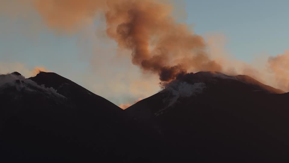 Cinzas do Etna obrigam fechamento do aeroporto de Catânia até sábado