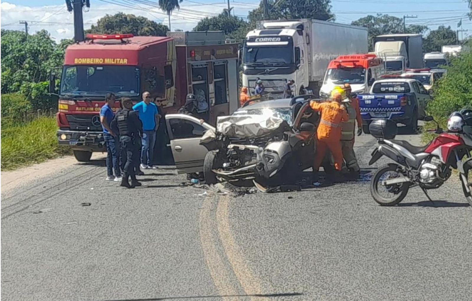 Colisão entre carro e micro-ônibus fere uma pessoa em Nossa Senhora do Socorro
