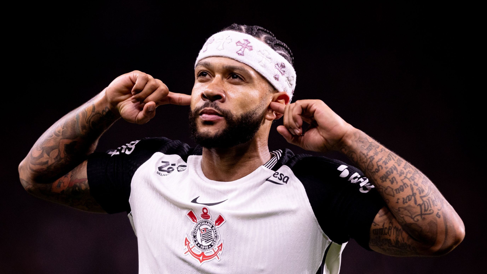 Corinthians encaminha renovação de Memphis Depay até meados de 2028