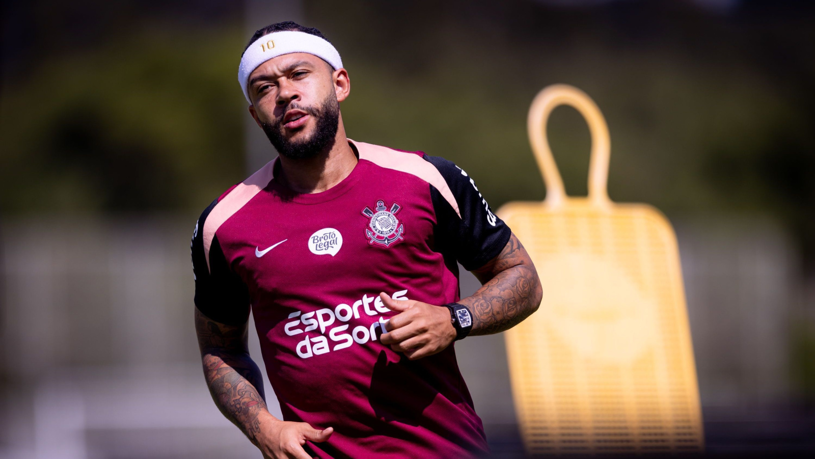 Corinthians trava renovação com Memphis apesar de concessões