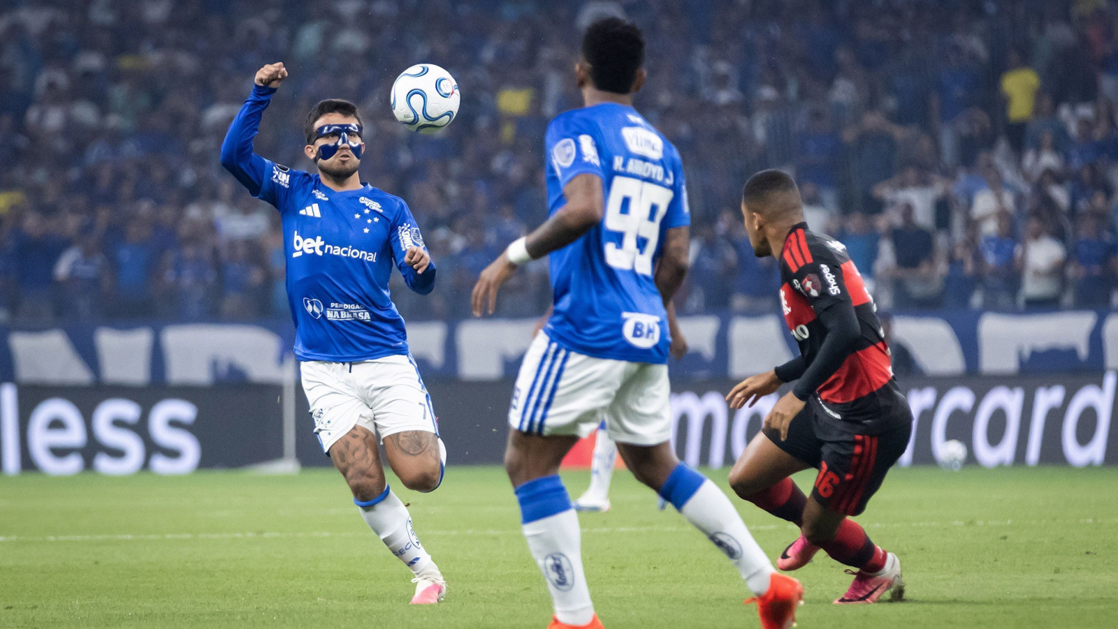 Cruzeiro e Flamengo empatam por 1 a 1 no Mineirão e deixam vaga em aberto