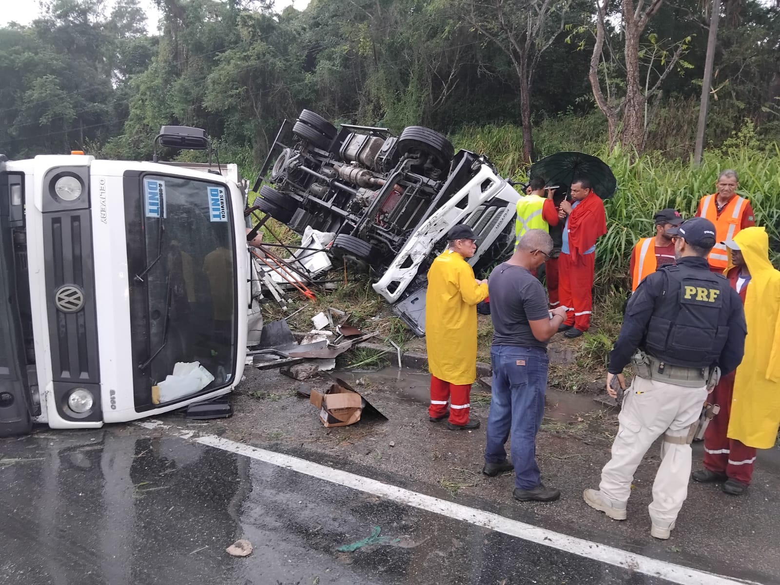 Dois caminhões tombam na BR-101 em Rosário do Catete; motorista fica ferido