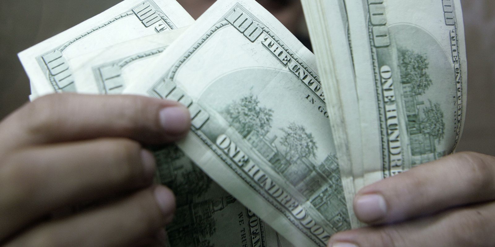 Dólar sobe a R$5,196 após tom mais duro do presidente do Fed