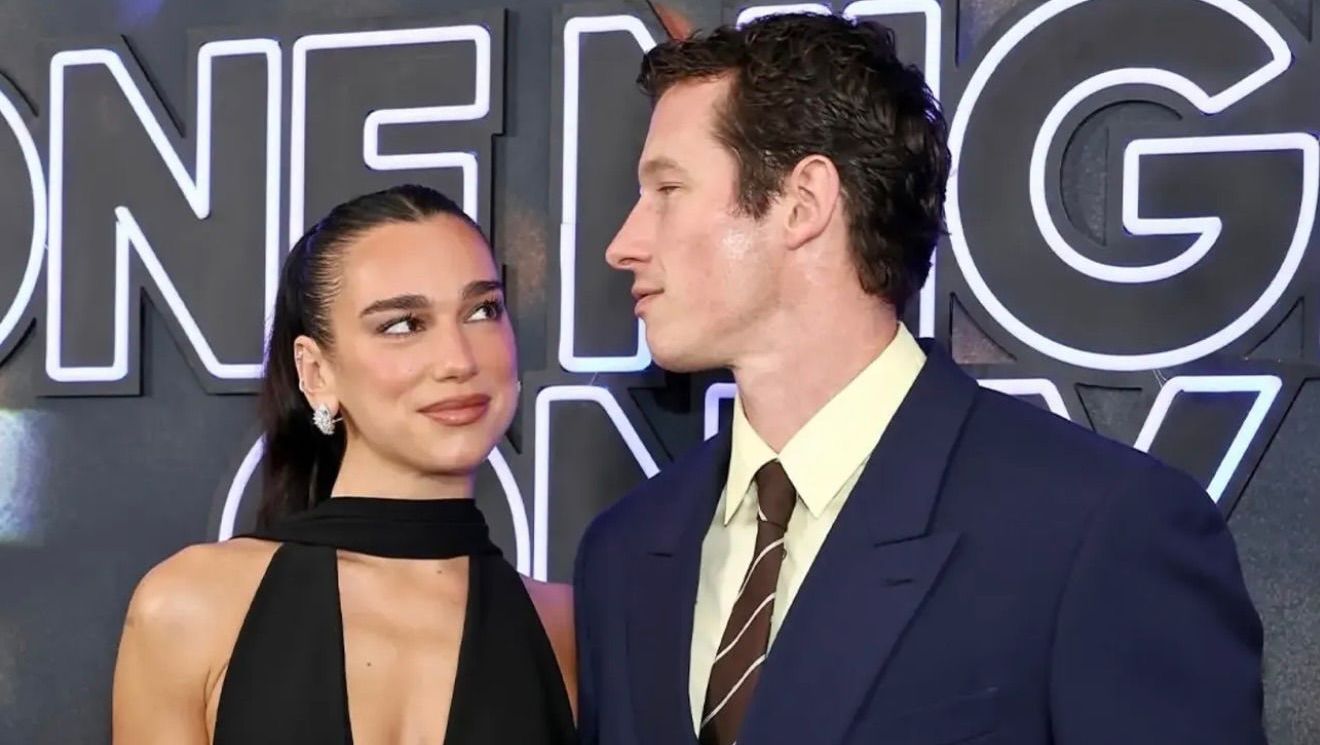 Dua Lipa e Callum Turner brilham no tapete vermelho de Nova York