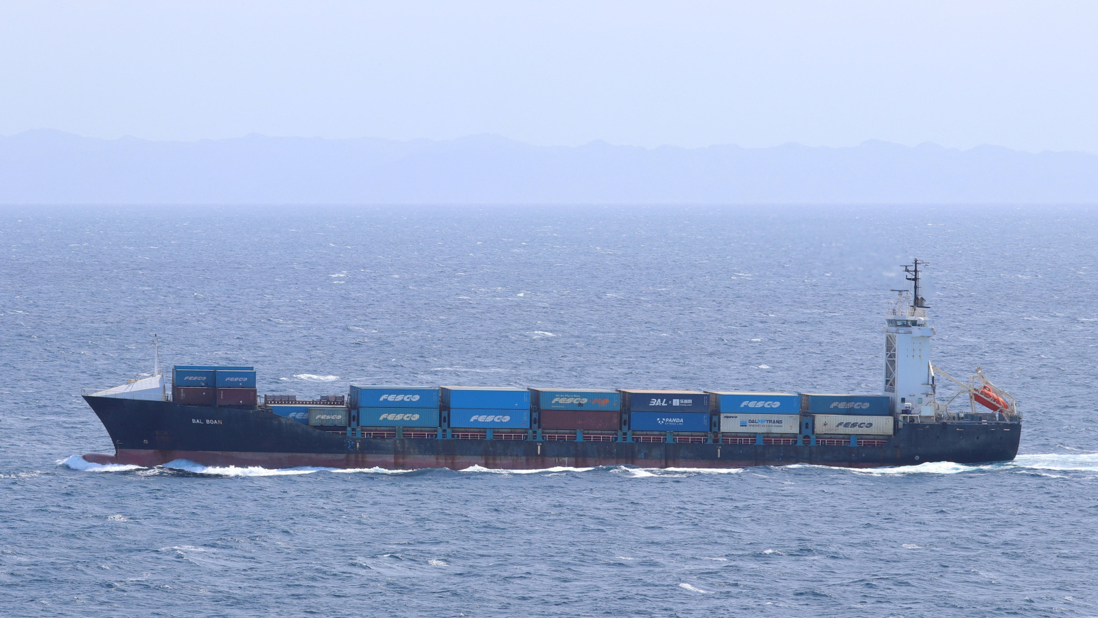 EUA atacam e neutralizam navio de carga rumo ao Irã no Golfo de Omã