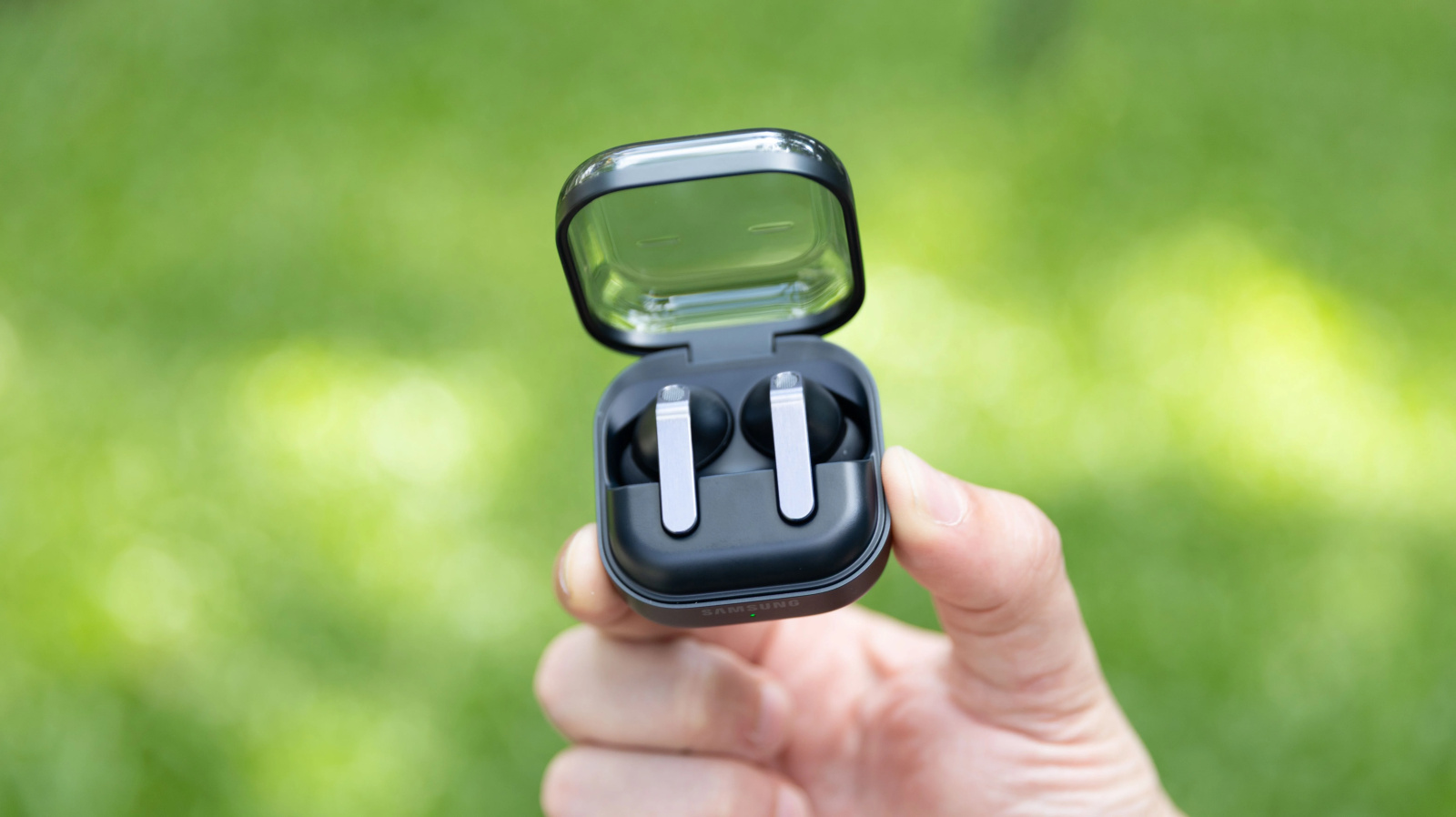 FDA libera Galaxy Buds para funcionar como aparelho auditivo em 2026