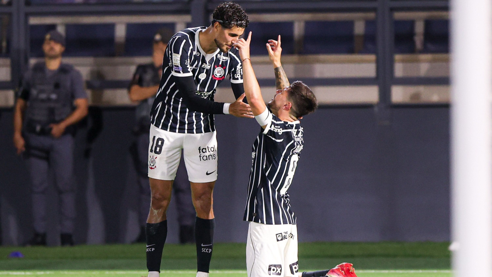 Flamengo supera Vitória por 2 a 0 e reduz vantagem do Palmeiras