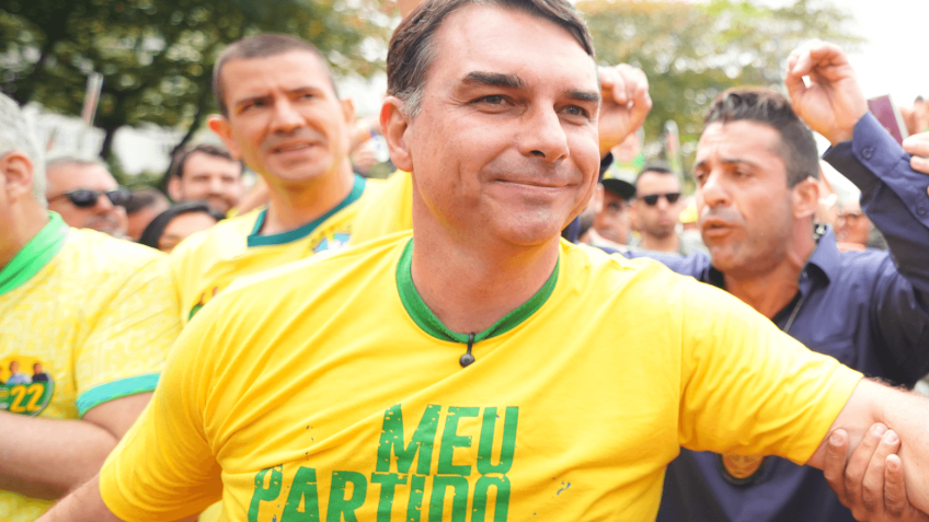 Flávio Bolsonaro diz que família impediu 'ditadura' e abre campanha