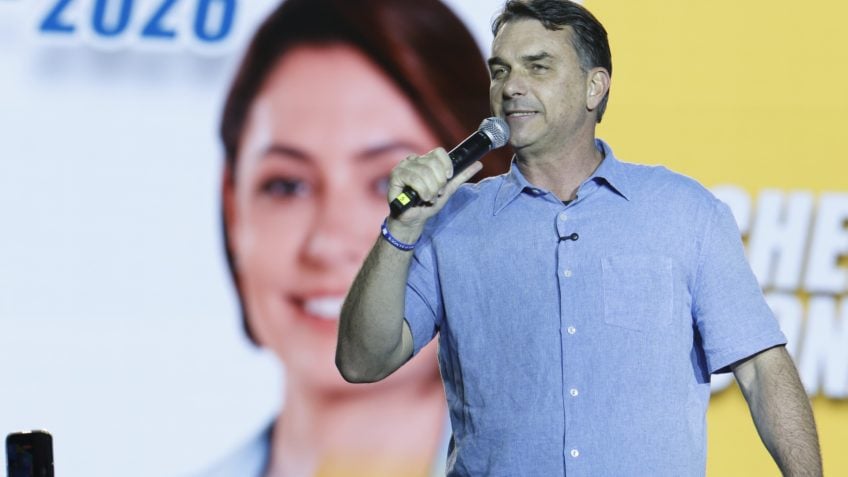 Flávio Bolsonaro pede pronta recuperação de Michelle e promete resgatar o Brasil