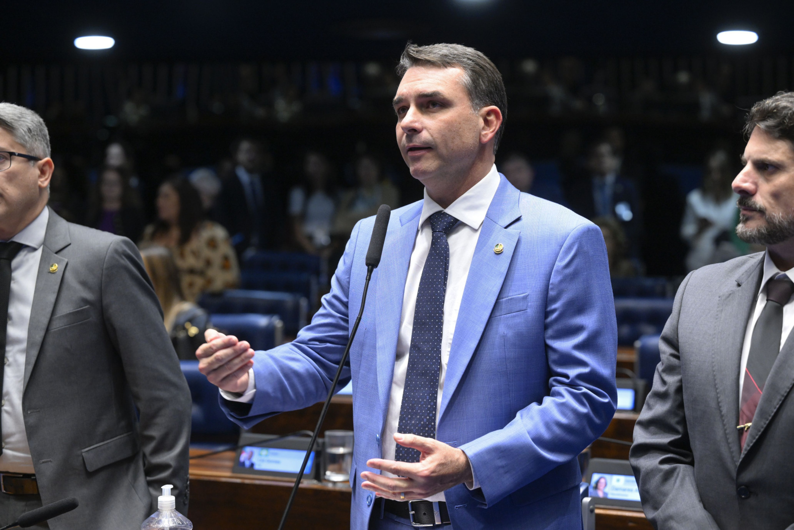 Flávio Bolsonaro promete indicar mulheres para o STF se eleito