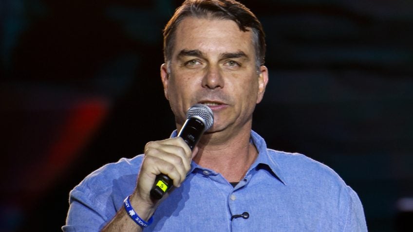 Flávio Bolsonaro propõe fim da alíquota de exportação de 12% sobre petróleo