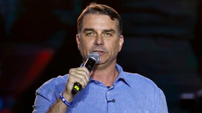 Flávio Bolsonaro sinaliza Daniella Marques para vaga de vice