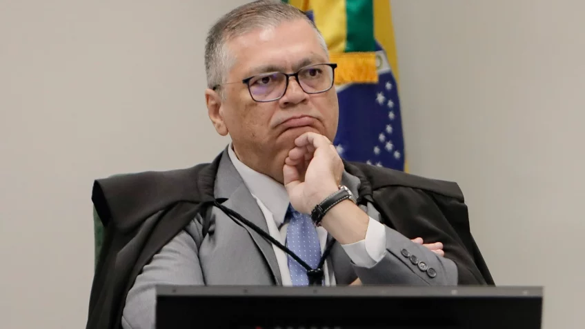 Flávio Dino aciona PF e pede investigação sobre emendas Pix