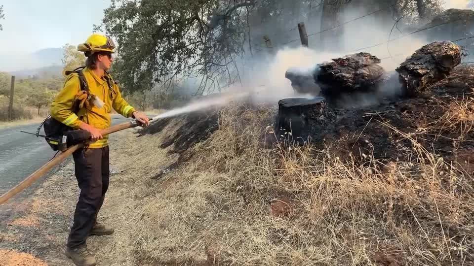 Fogo consome andares superiores da Agência de Receita em Jacarta