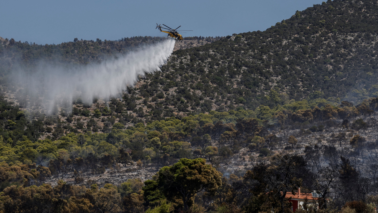 Incêndio em Salamina, na Grécia, deixa ao menos dois mortos