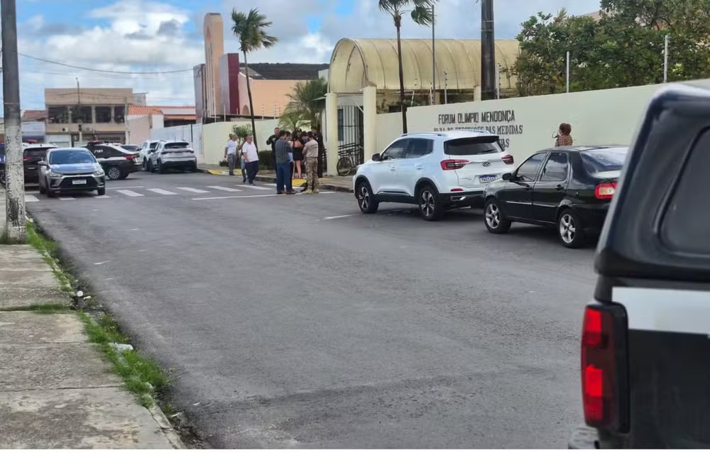 Homem atira contra advogado e cliente em frente ao Fórum de Aracaju
