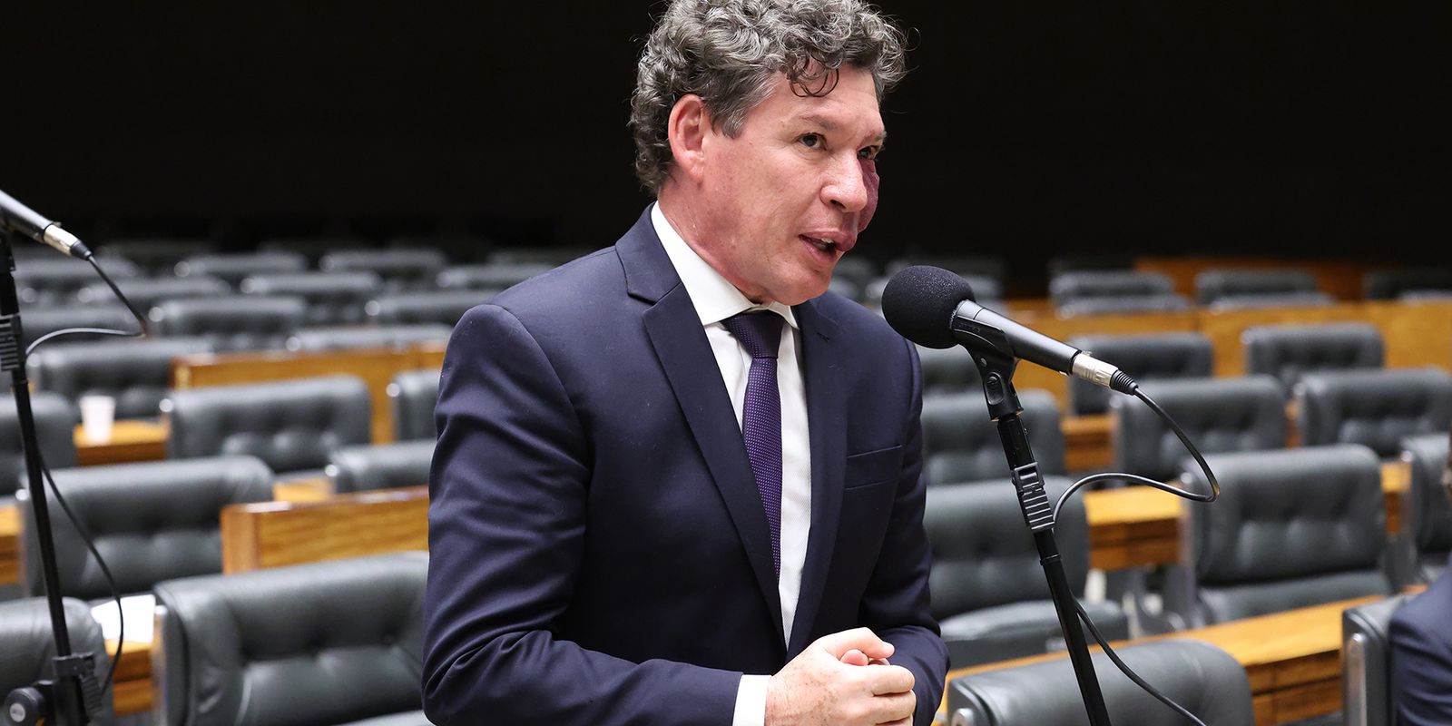 Hugo Motta indica Reginaldo Lopes para presidir comissão da MP das blusinhas