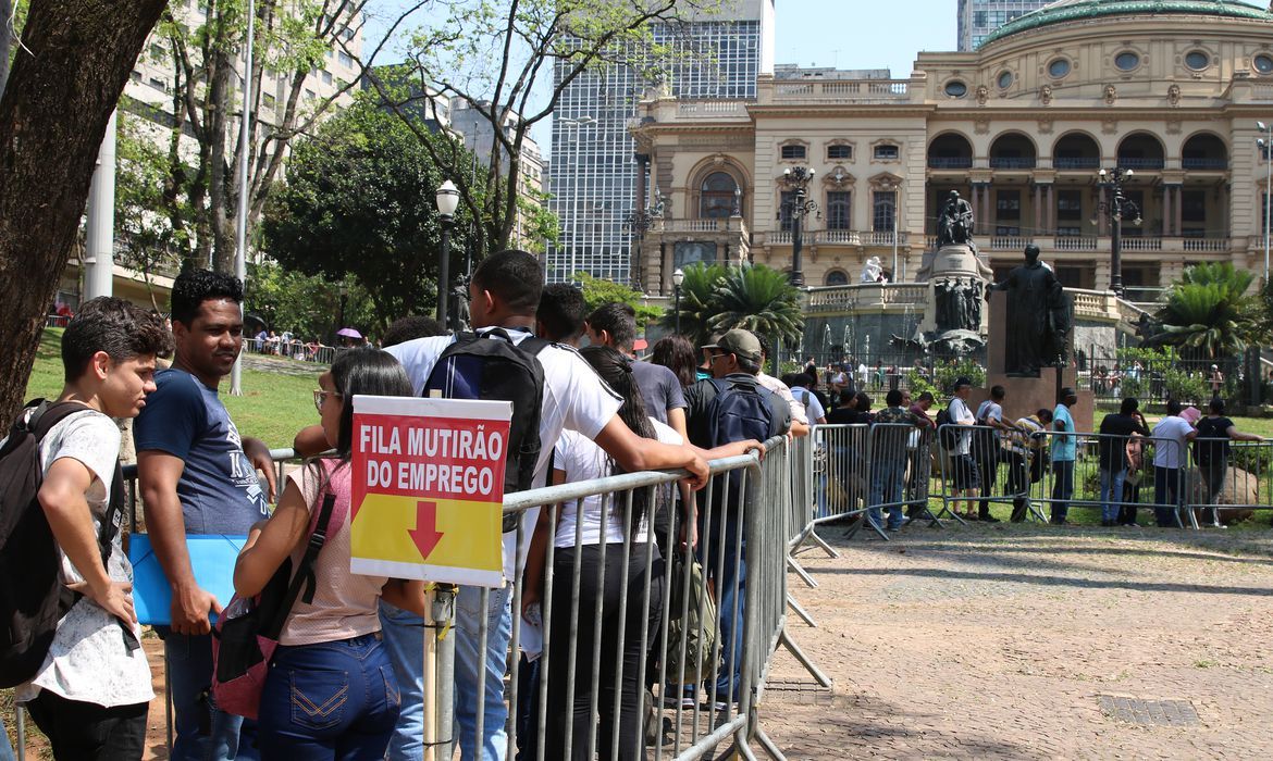 IBGE: desemprego cai em 13 estados e taxa nacional vai a 5,4%